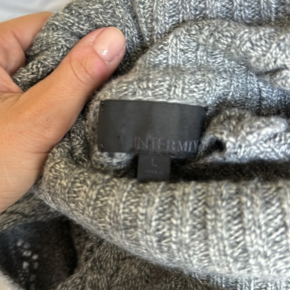 INTERMIX SWEATER SIZE L RARE AND BEAUTIFUL - Picture 3 of 4